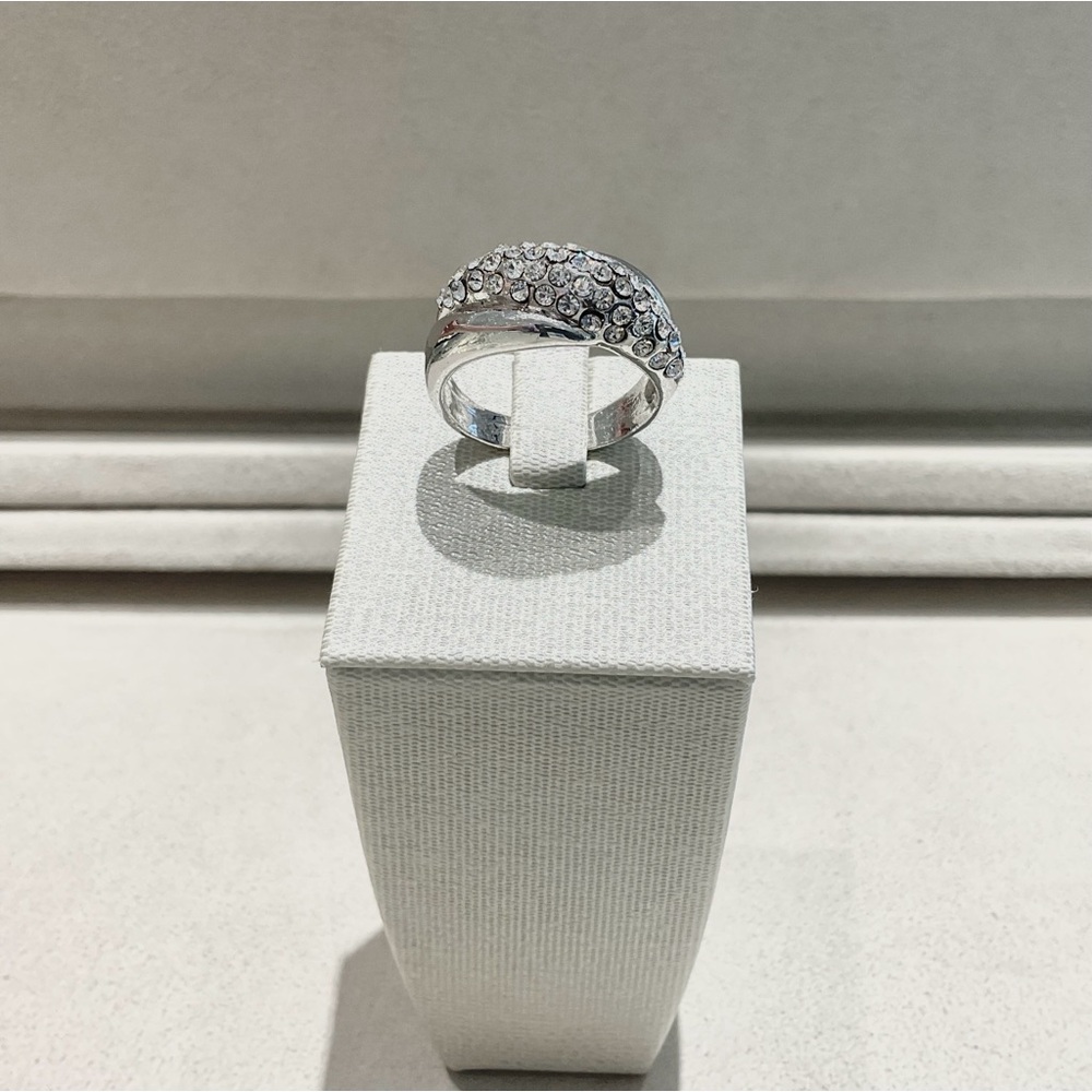 Elegant Silver Ring with Crystal Accents